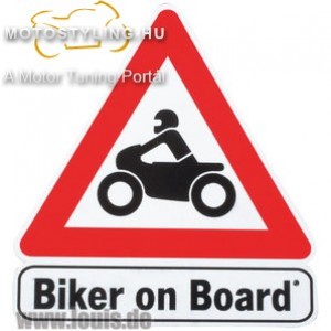 Motoros az autóban kép